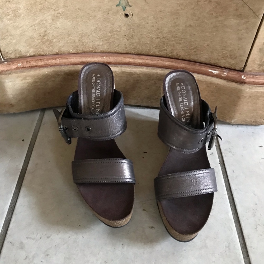 Donald J Pliner, Ghita wedge size 7 1/2 N.